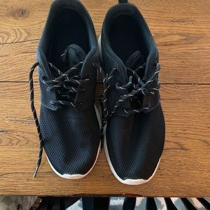 MUST HAVE!! Women Nike Roshe 🥵💕